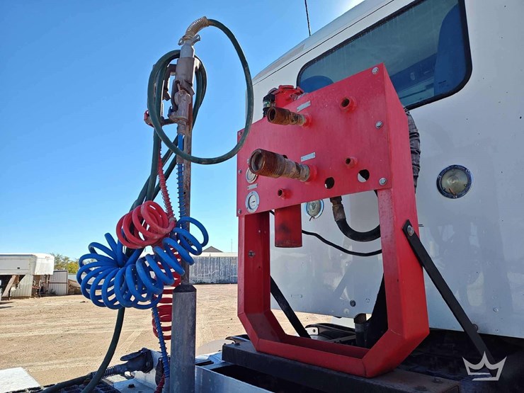 2015-peterbilt-567-image-38