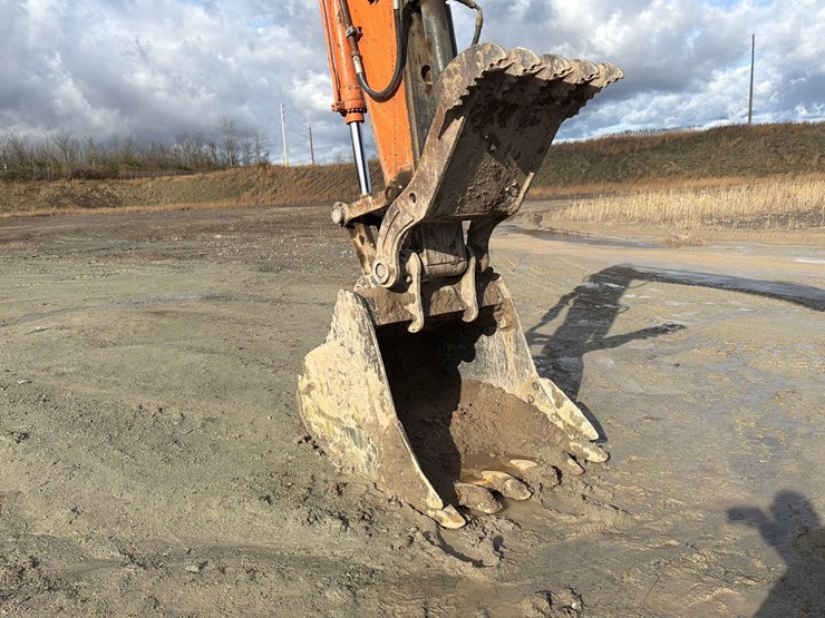 2018-hitachi-zx300-lc-6n-image-11