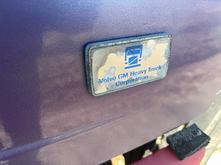 1994-volvo-white-semi-tractor-w/-sleeper,-detroit-diesel,-365hp,-10-speed,-miles-unknown,-*4v1wdbrh1rn679717*-not-running,-no-title-image-10