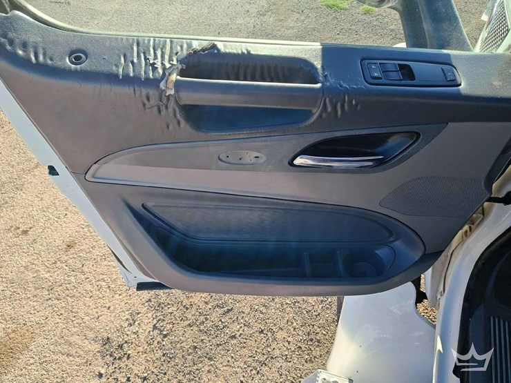 2015-peterbilt-567-image-19