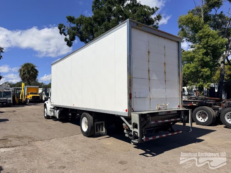 2022-freightliner-m2-box-truck-image-1