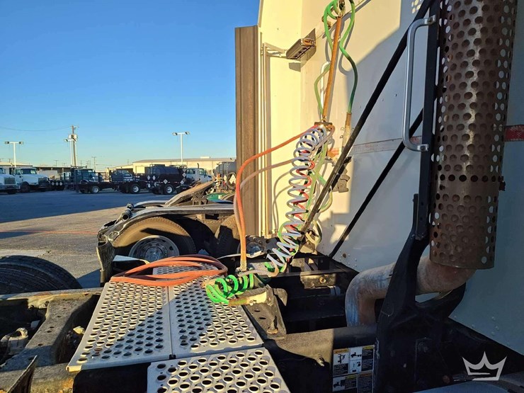 2012-kenworth-t660-image-11