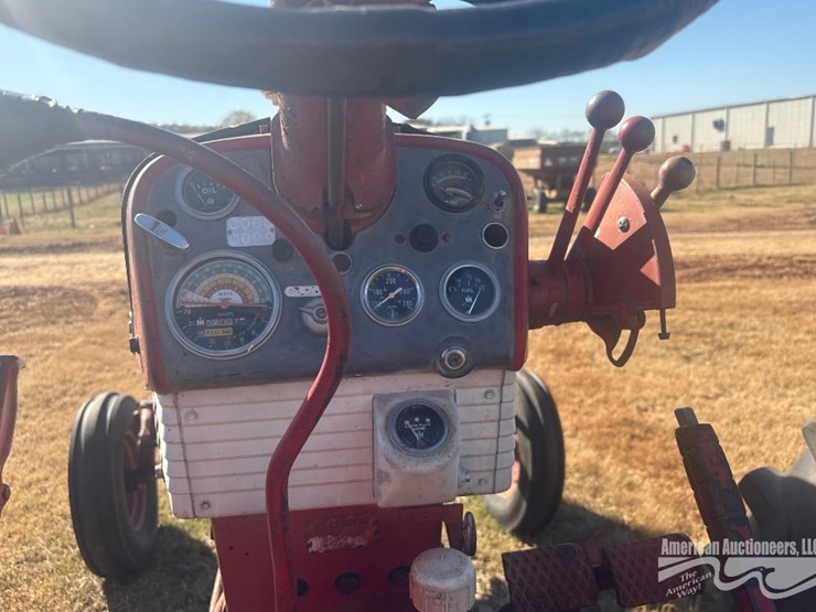 mccormick-farm-all-560-diesel-tractor-image-1