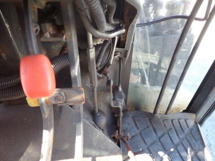 2011-kubota-m7040d-image-32