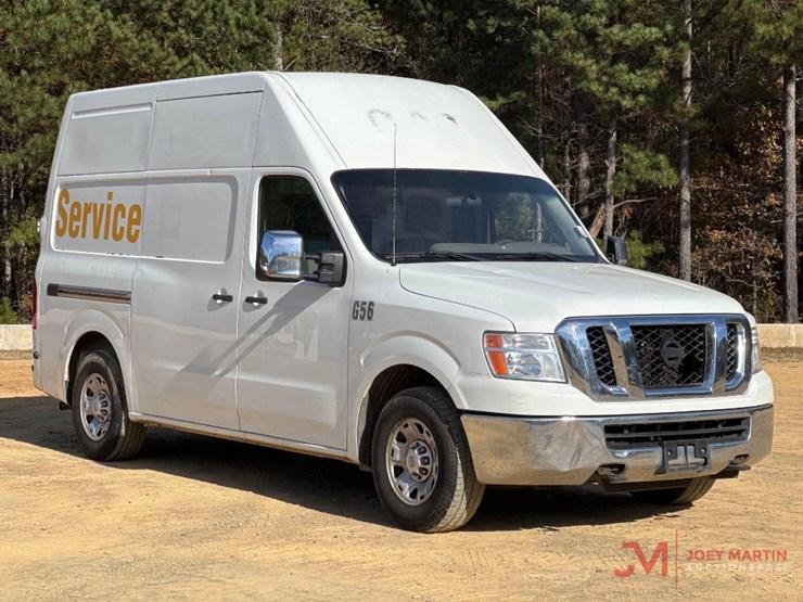 2013-nissan-nv3500hd-image-1
