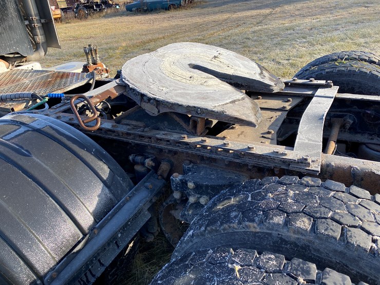 #1012-•-2013-peterbilt-tandem-axle-day-cab-semi-(has-wi-title)-(colfax,-wi)-image-23