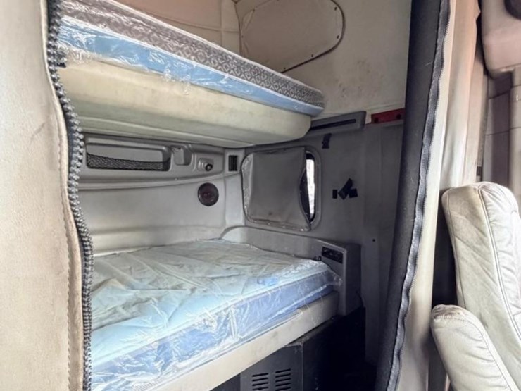 2014-peterbilt-587-image-19