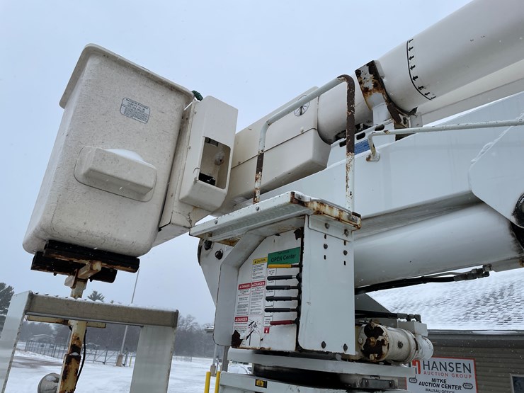 #236-•-2015-international-bucket-truck-(has-wi-title)(mosinee,-wi)-image-26