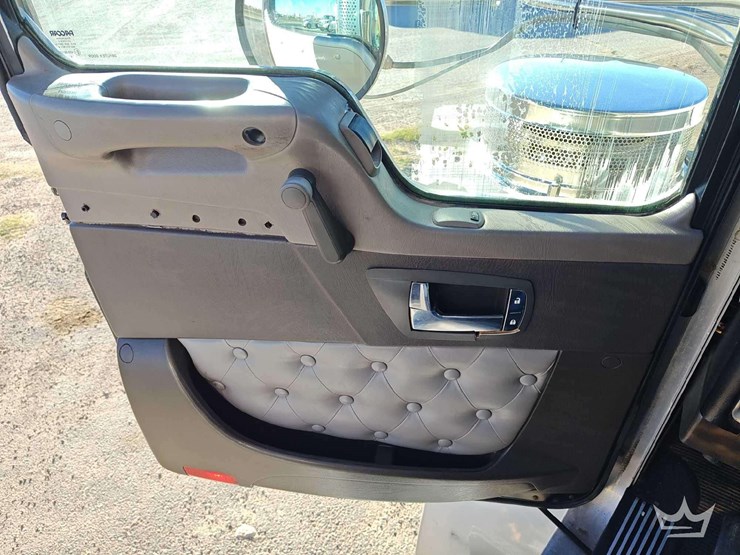 2011-kenworth-t800-image-35