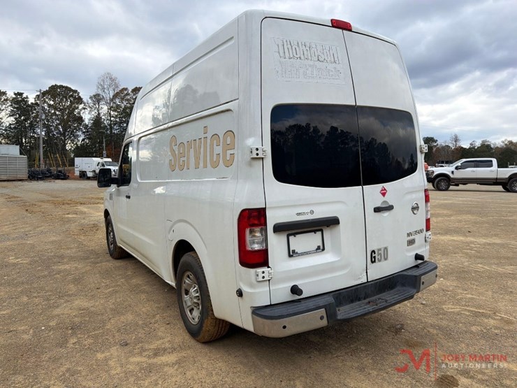 2013-nissan-nv3500hd-image-3