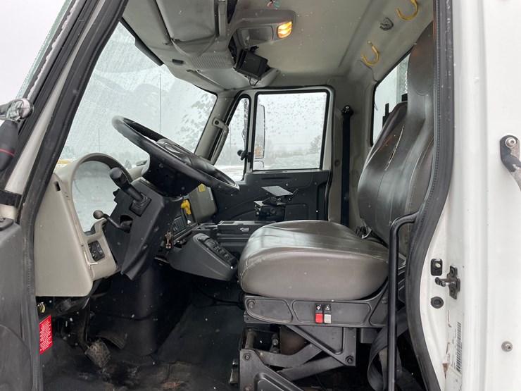 #236-•-2015-international-bucket-truck-(has-wi-title)(mosinee,-wi)-image-49