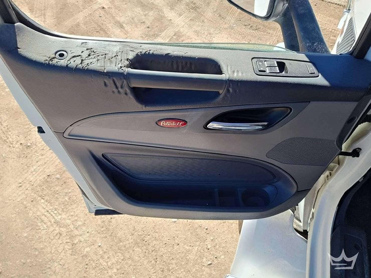 2015-peterbilt-567-image-19