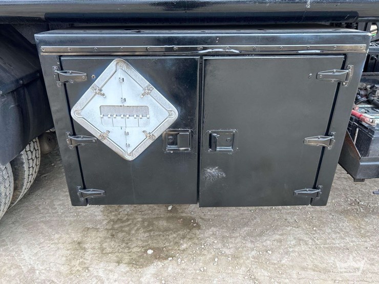 2013-peterbilt-348-image-25