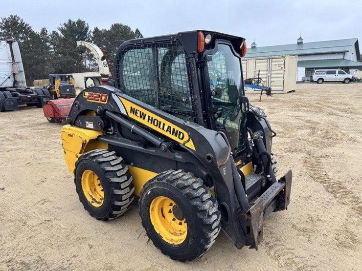 2014-new-holland-l220-image-3
