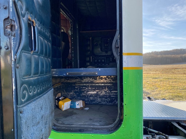 #1010-•-1984-peterbilt-sleeper-cab-semi-(has-wi-title)-(colfax,-wi)-image-66