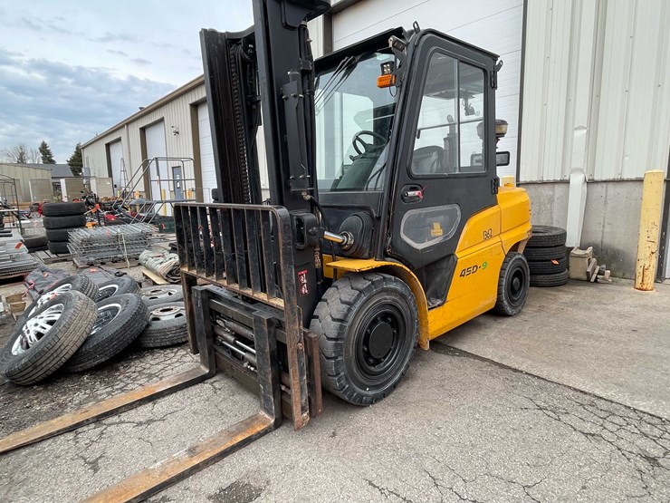 #1395-•-hyundai-10,000lb-pneumatic-diesel-forklift-(04)-image-1