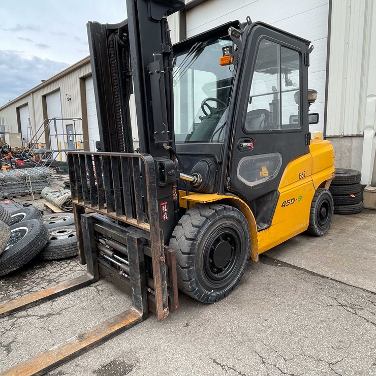 #1395 • Hyundai 10,000lb Pneumatic Diesel Forklift (04)
