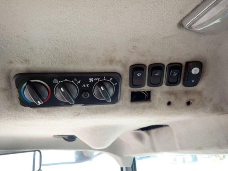 2011-kubota-m7040d-image-25