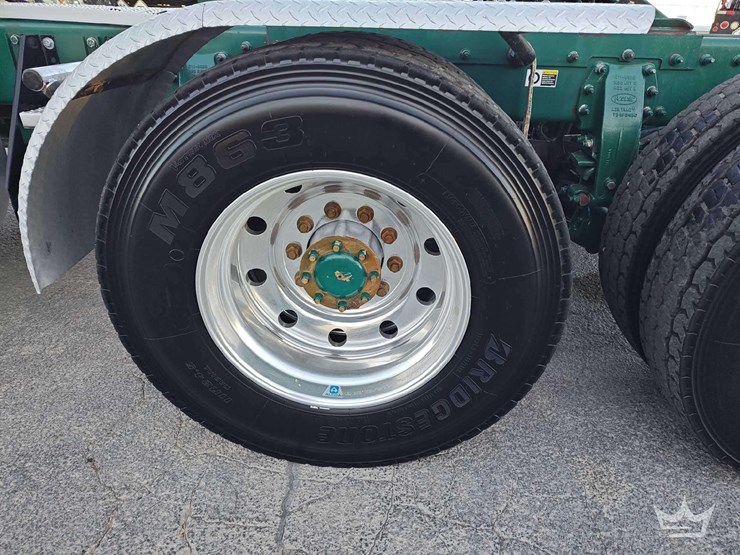 2015-peterbilt-389-image-35