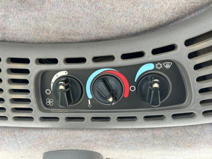 2008-new-holland-tv145-image-14