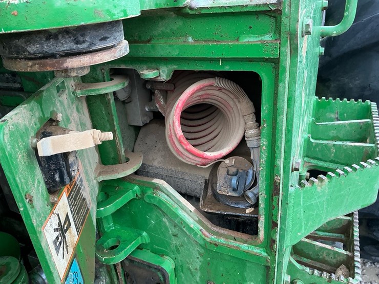 2016-deere-648l-image-40