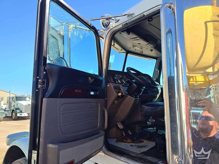 2018-peterbilt-389-image-19