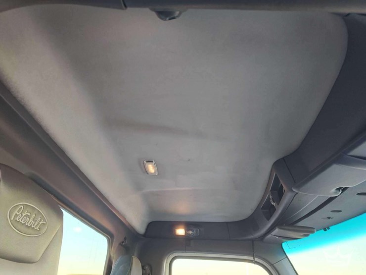 2015-peterbilt-567-image-27