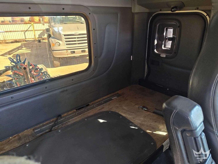 2016-peterbilt-389-image-19