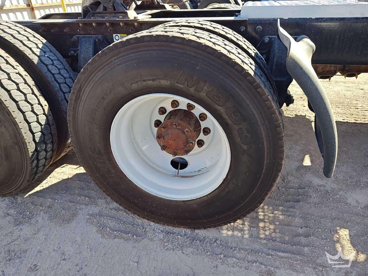 2015-peterbilt-389-image-41