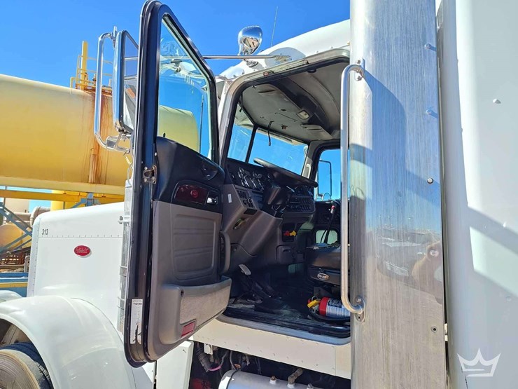 2015-peterbilt-389-image-27