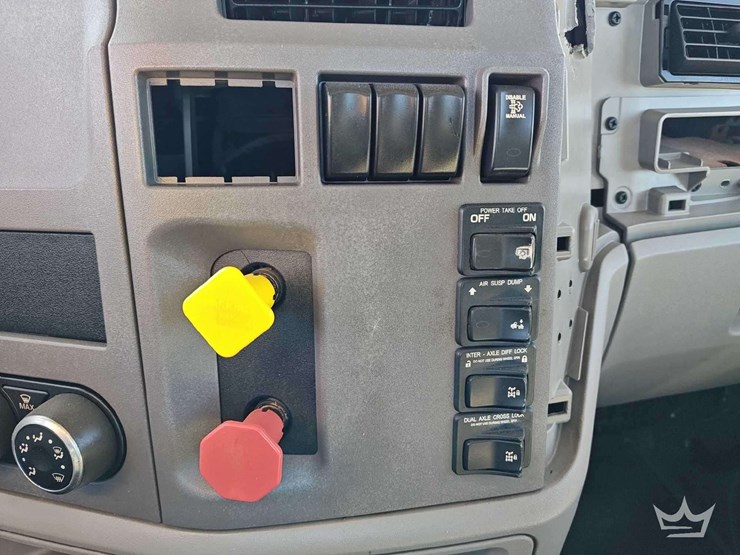 2015-peterbilt-567-image-27