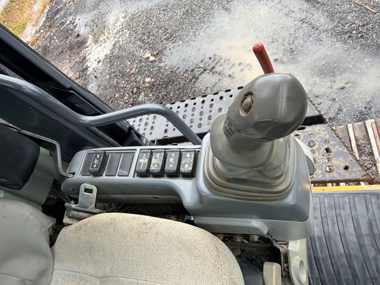 2017-deere-470g-lc-image-30