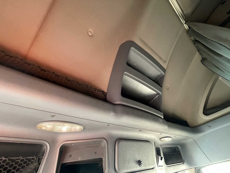 #206-•-2012-freightliner-cascadia-semi-tractor-(title-in-delay)-(denmark,-wi)-image-52