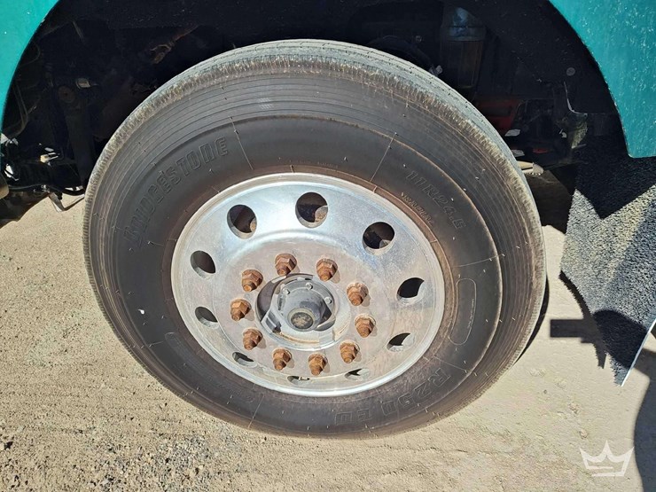 2015-peterbilt-567-image-46