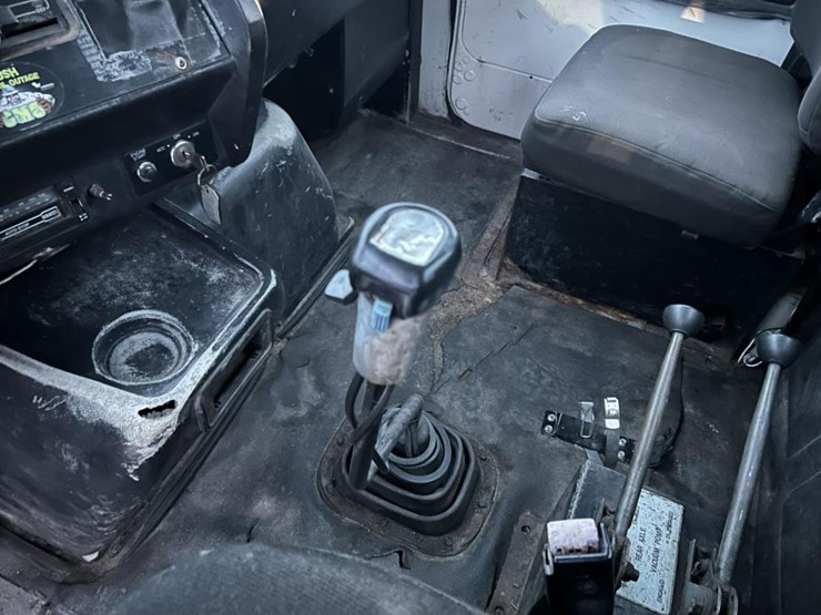 #1432-•-1992-volvo-(white-gmc)-vac-truck-image-70