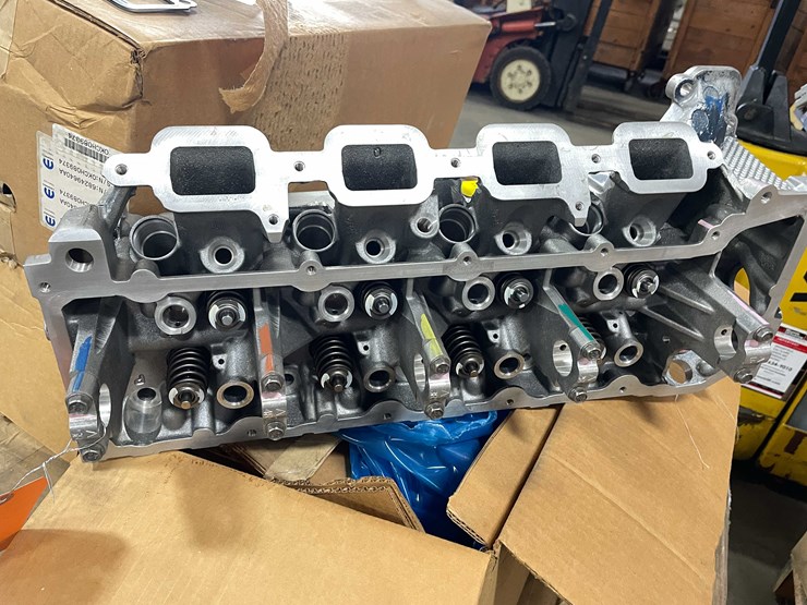 #8693-•-pallet-of-(11)-mopar-cylinder-heads-(e)-image-2