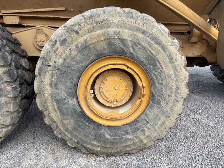 2011-caterpillar-740-image-9