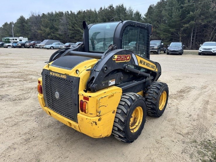 2014-new-holland-l220-image-5