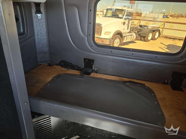 2015-peterbilt-389-image-42