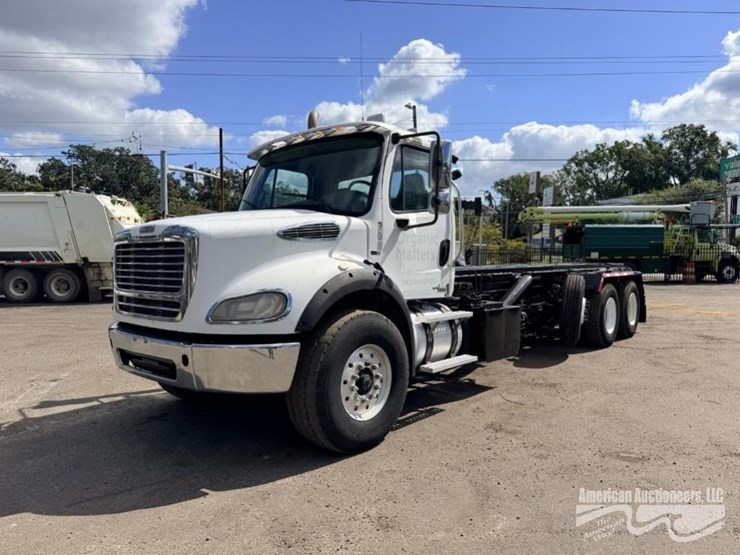 2012-freightliner-m2-112-medium-duty-roll-off-truck-image-1