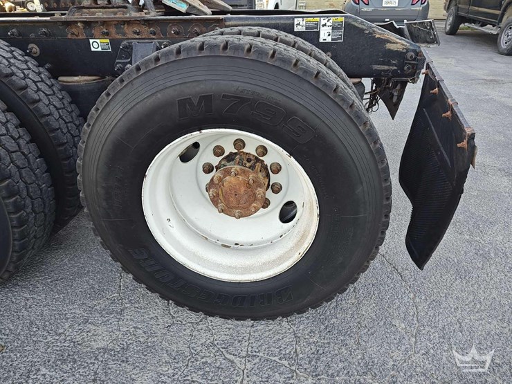 2015-peterbilt-567-image-37