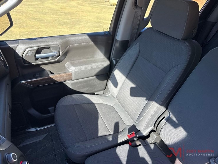 2022-chevrolet-silverado-1500-lt-image-30