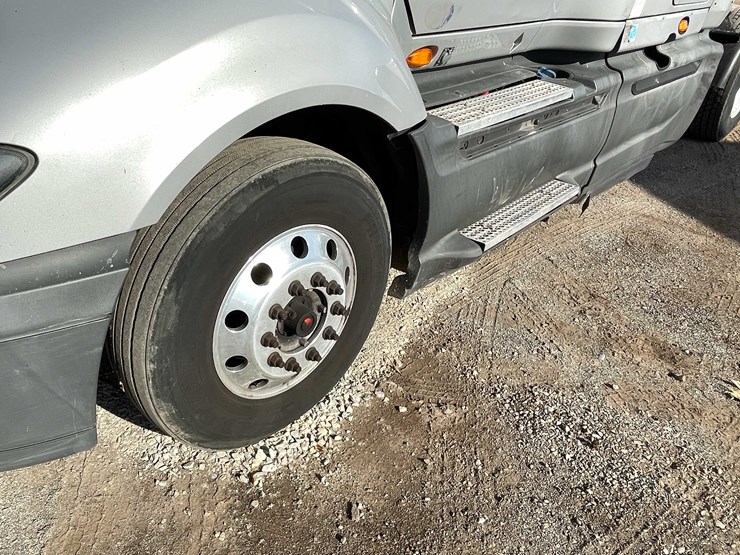 #200-•-2016-international-semi-tractor-(title-in-delay)-(denmark,-wi)-image-12