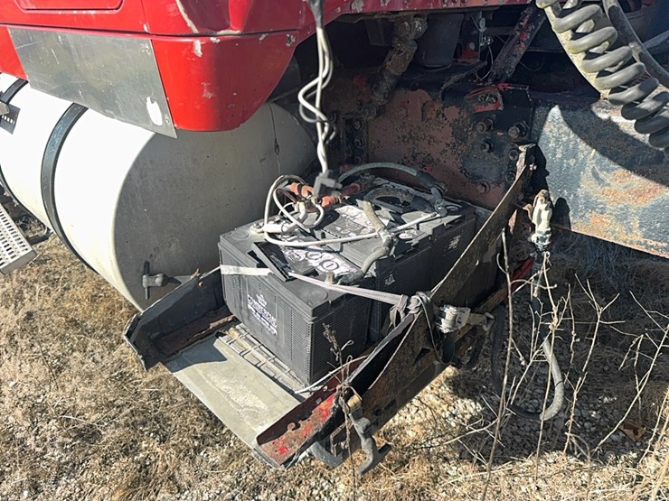 1994-volvo-white-semi-tractor-w/-sleeper,-detroit-diesel,-365hp,-10-speed,-miles-unknown,-*4v1wdbrh1rn679717*-not-running,-no-title-image-5