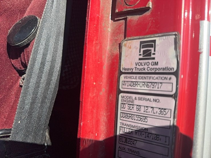 1994-volvo-white-semi-tractor-w/-sleeper,-detroit-diesel,-365hp,-10-speed,-miles-unknown,-*4v1wdbrh1rn679717*-not-running,-no-title-image-25