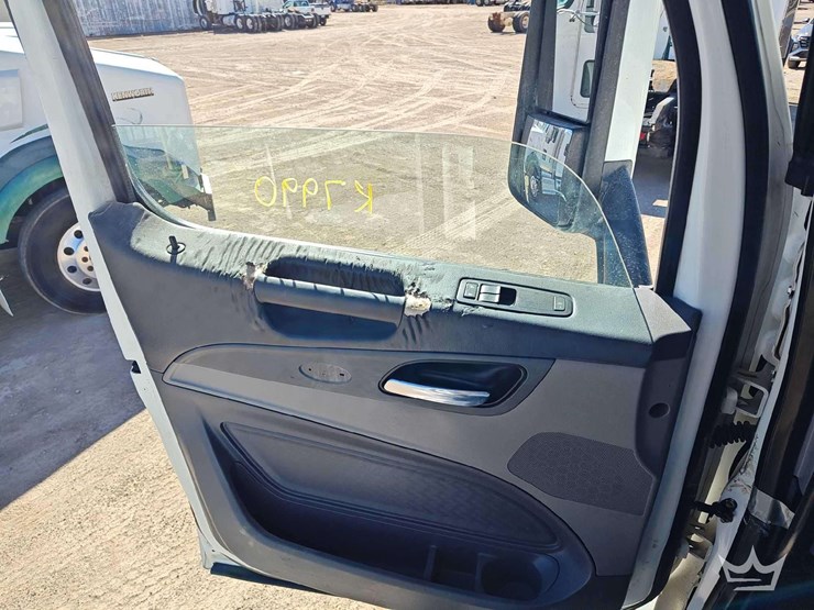 2015-peterbilt-389-image-31