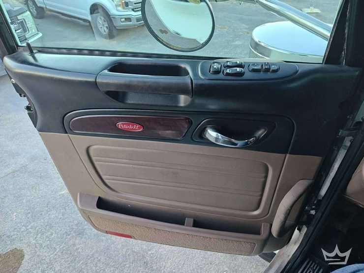 2015-peterbilt-389-image-24