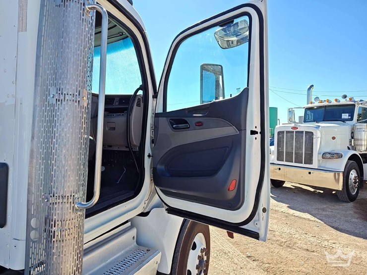 2015-peterbilt-567-image-30