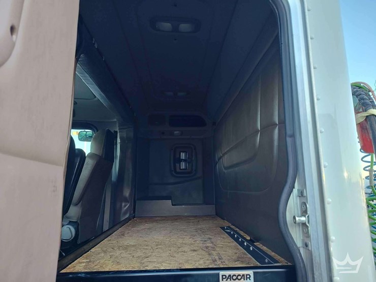 2015-peterbilt-389-image-34