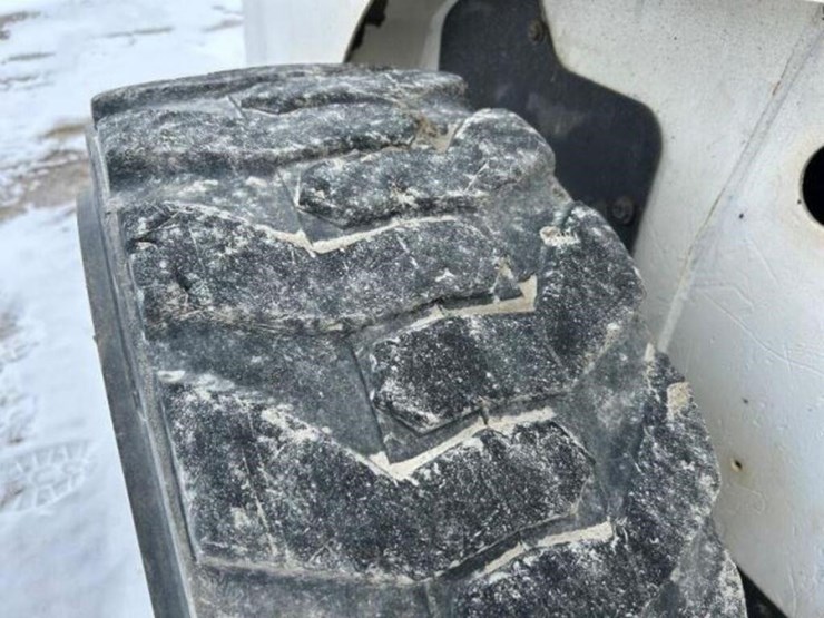 2010-bobcat-s300-image-28